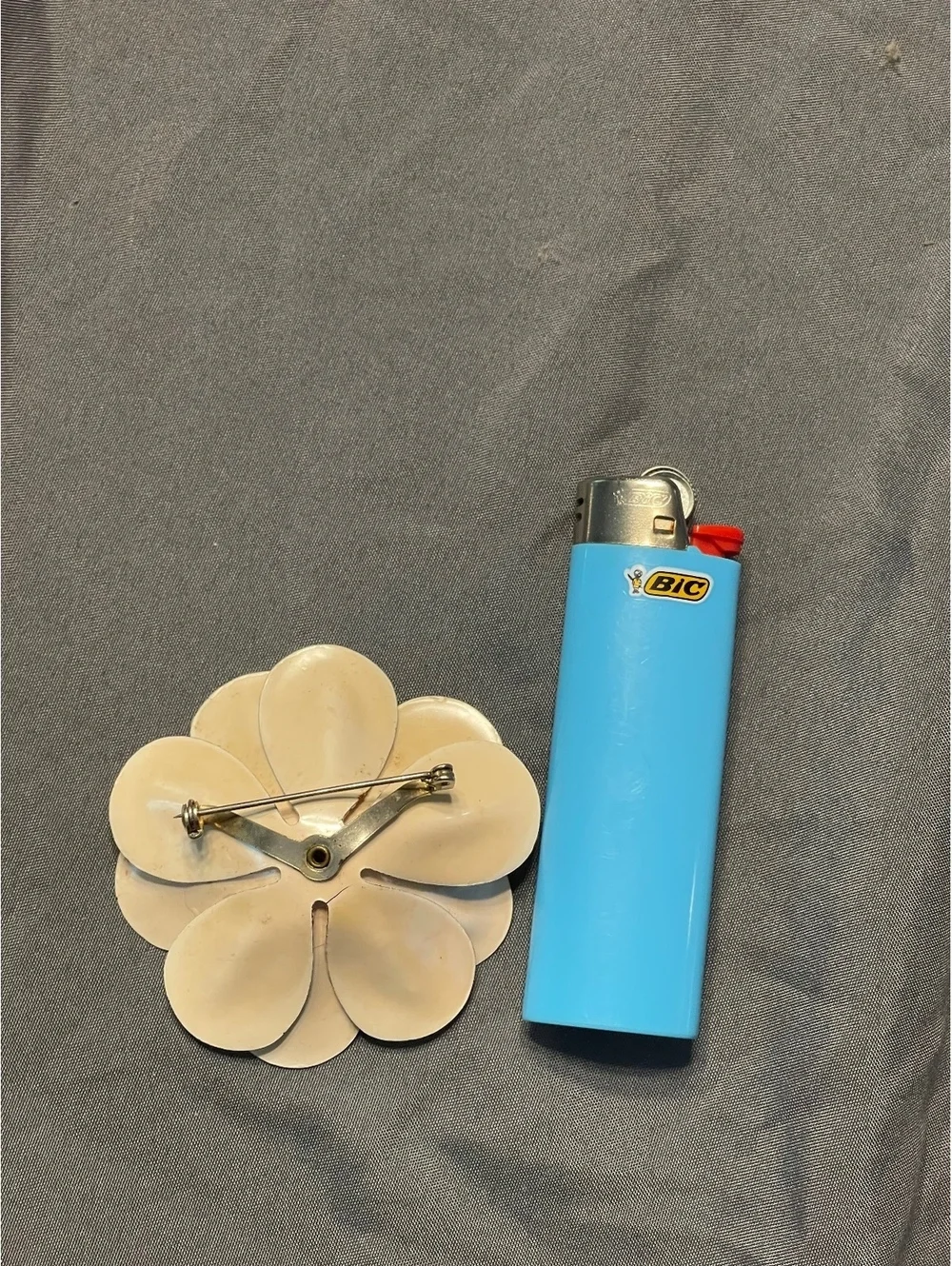 1970s Vintage Cream Flower enamel Brooch with Gold Tone Center